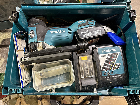 Sticksåg Makita DJV181 inkl. batteriladdare