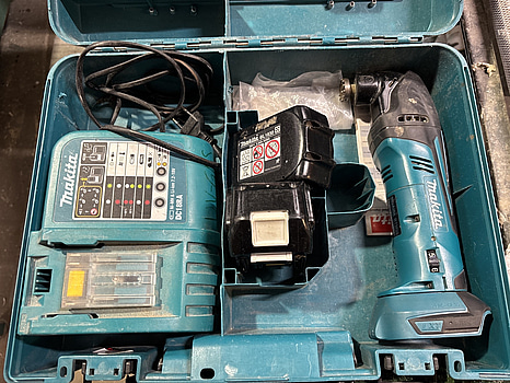 Multiverktyg Makita BTM50inkl. batteriladdare och 2 st. batterier
