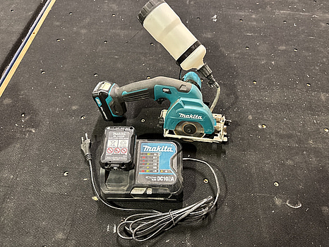 Kakelsåg Makita CC301 DSMJ inkl. batteriladdare och 2 st. batterier