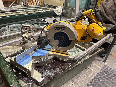 Kap- och geringssåg DeWalt, DW777