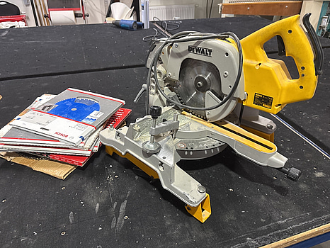 Kap- och gersåg DeWalt, DW707