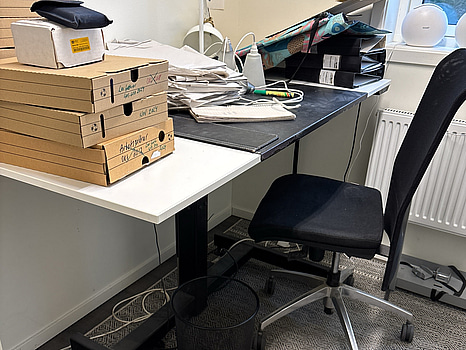 höj och sänkbart skrivbord inkl. lampa och kontorstol