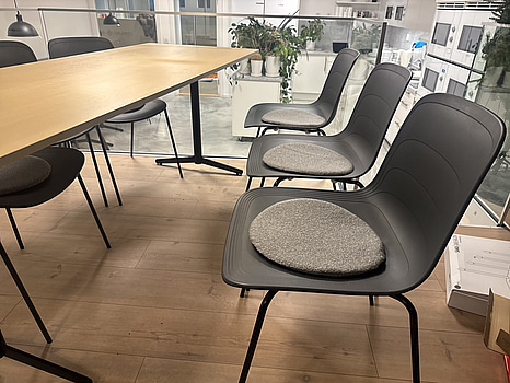 6 st. stapelbara plaststolar Lammhults, med sittdyna