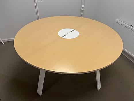 Runt konferensbord i trä, vita stålben, Ø 140 cm