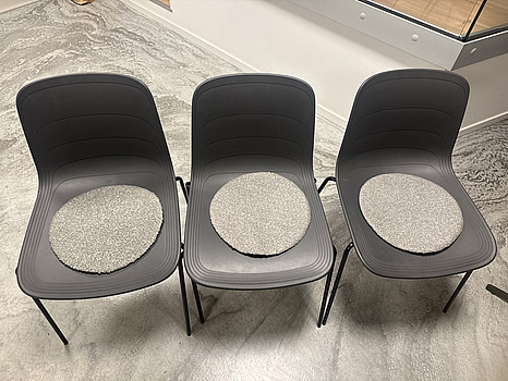 3 st. stapelbara plaststolar Lammhults, med sittdyna