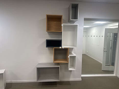 Bokhylla Muuto med fästen, 3 boxar