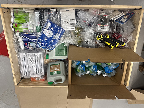 Pall med diverse produkter för hantverkaren eller hemmafixaren