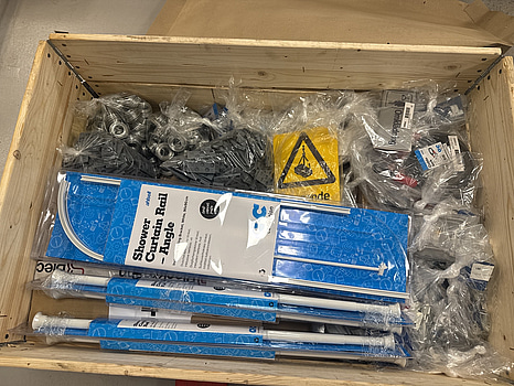 Pall med diverse produkter för hantverkaren eller den  händiga hemmafixaren