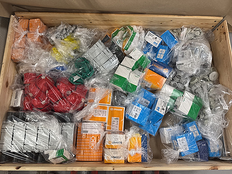 Pall med diverse produkter för hantverkaren eller den  händiga hemmafixaren