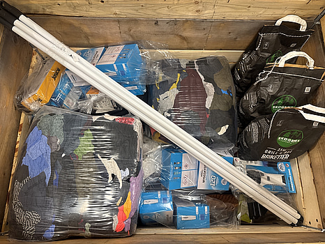 Pall med diverse produkter för hantverkaren eller hemmafixaren