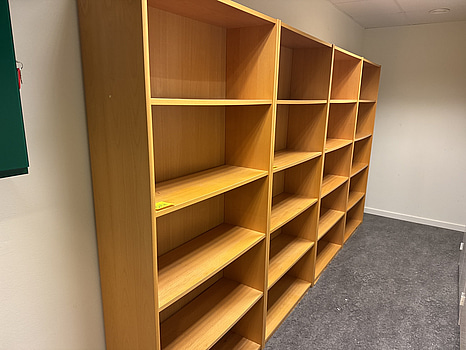 4 st hyllor i trä mer 4st hyllplan vardera.