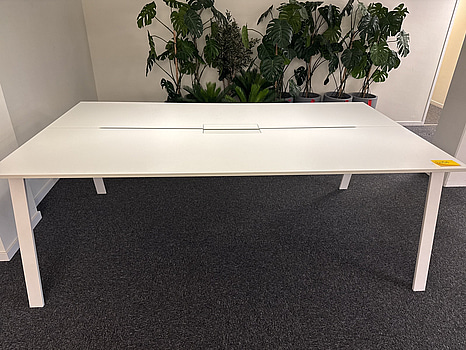 Stort konferensbord med stålben med plats för kablar