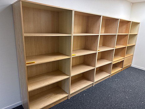 5 st hyllor i trä från Lanab Design med 3 st hyllplan i varje + två sektioner med dragskåp i botten.