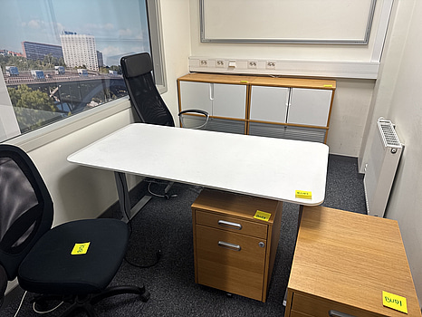 Komplett kontor med höj och sänkbart skrivbord, lådhurtsar, skåp, stolar och en pall.