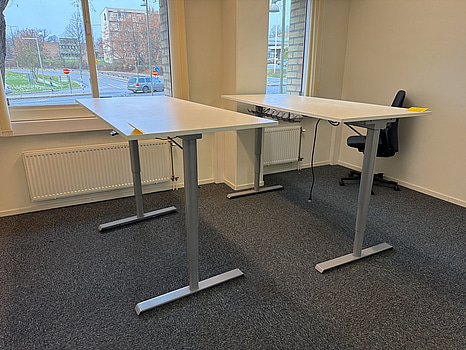 2 st. elektriska höj- och sänkbara skrivbord, 180x80 cm
