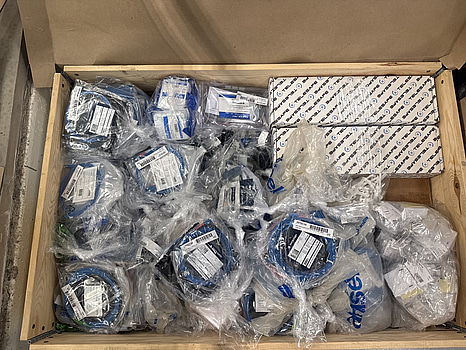 Pall med diverse produkter för hantverkaren eller hemmafixaren