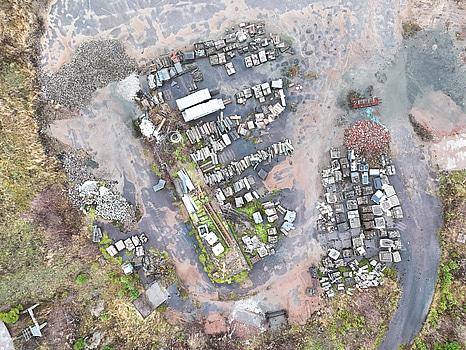 Stort parti marksten, natursten, gatusten & råmaterial till gravstenar