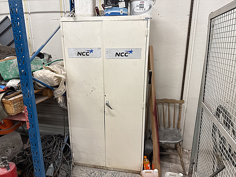 Helsvetsat kemskåp med innehåll