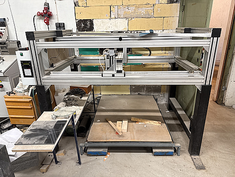 Stenbearbetningsmaskin/knackmaskin med lyftbord