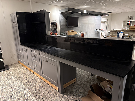 Handbyggt kök med stenskivor