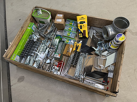 Parti med diverse byggrelaterade produkter