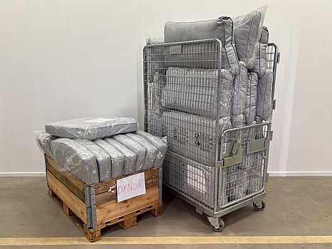 Parti med diverse dynor och kuddar till utemöbler, varierande storlekar, silver/grå, glansiga