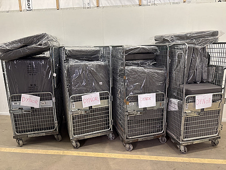 Parti med diverse dynor till utemöbler, varierande storlekar i gråa nyanser