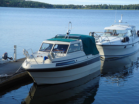 Kabinbåt Bever 740 med "ny" motor och vagn Längd (m): 7,4