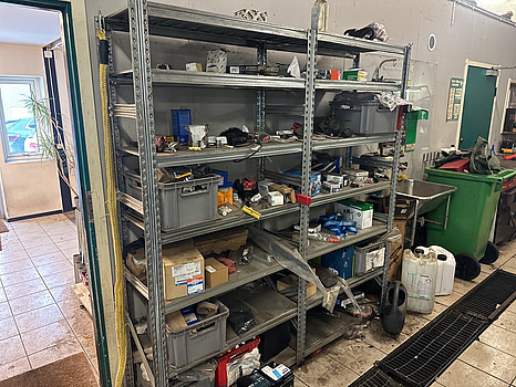 Metallhylla 2 sektioner med allt på hyllplanen.