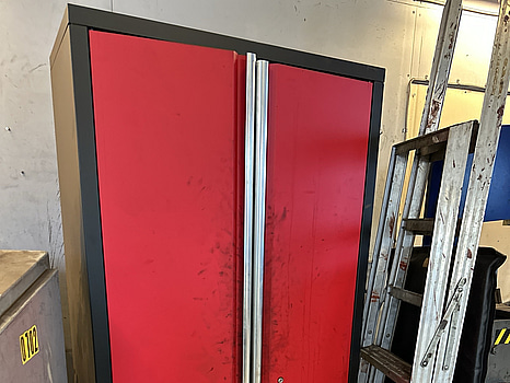 Plåtskåp med innehåll