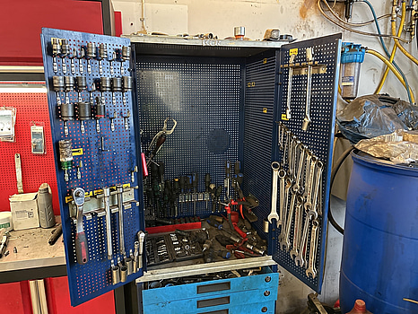 Robust Verktygsvagn med 2 dörrar inkl allt innehåll.