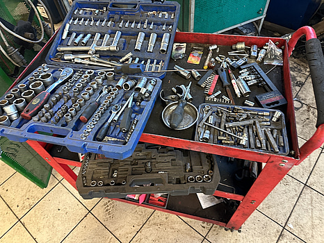 2* verktygsvagnar/ skåp med verktyg enligt bilder