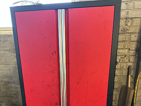 Plåtskåp med innehåll för AC påfyllning mm