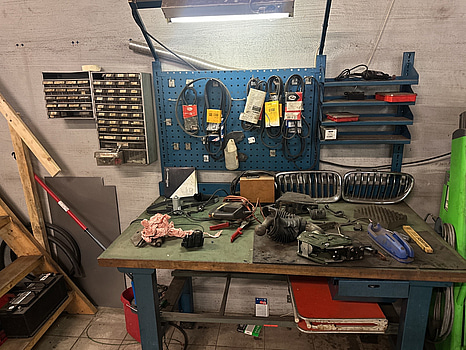 Arbetsbänk med diverse verktyg och drivremmar