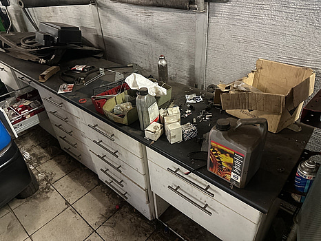 Arbets bänk med lådor med bildelar