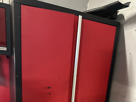 Skåp med fästmaterial , se bilder.