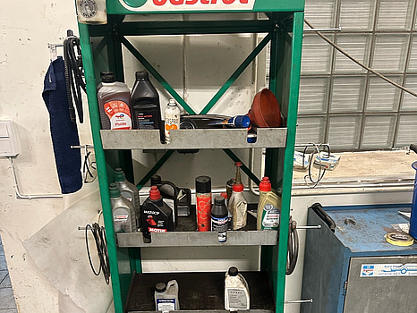 Olje”fat”skåp och verktygsskåp med innehåll