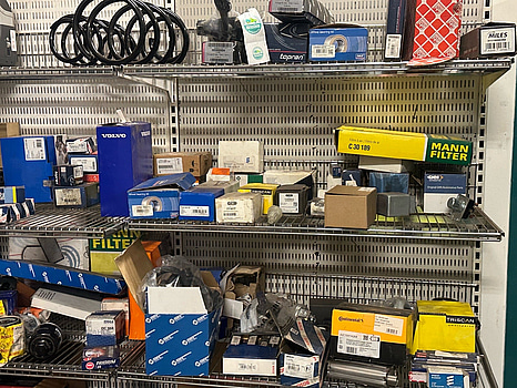 Hyllsektioner med allt innehåll.