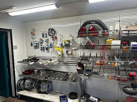 Hyllsektioner med reservdelar släp o husvagn