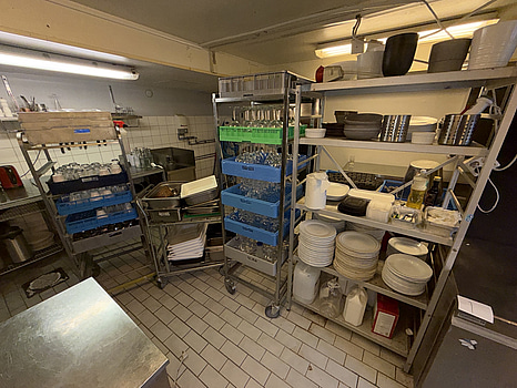 Diskbackar, porslin, hylla m.m.