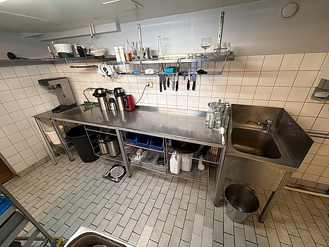 Bänkar, vaskar, hyllor, kaffebryggare m.m.