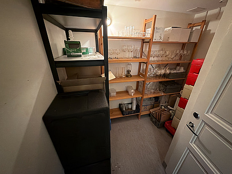 Porslin, glas, hyllor, lådor m.m.