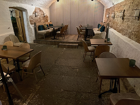 Restaurangmöbler, ljuskrona m.m.