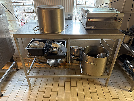 Rostfri bänk med innehåll