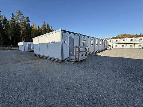 Bodetablering/Servicelänga bestående av 9 st bodar. Kök, samfällighetsytor samt tvättstuga. Etablering: Berlin