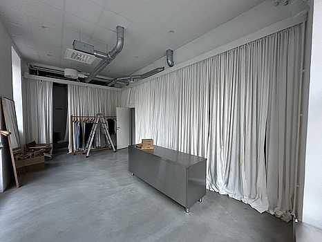 Ca 31 st. vita upphängda gardinlängder + ca 10 st. helt nya