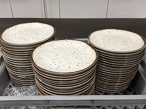 Tallrikar, ca 100 st, Corendon by Kutahya, ca 21 cm, vit med bruna fläckar