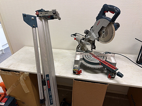 Kap- & gersåg med stativ Bosch