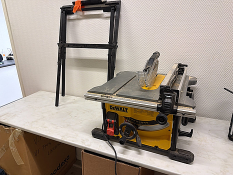 Bordsåg med stativ DeWalt