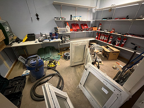 Fönster, brandsläckare m.m.